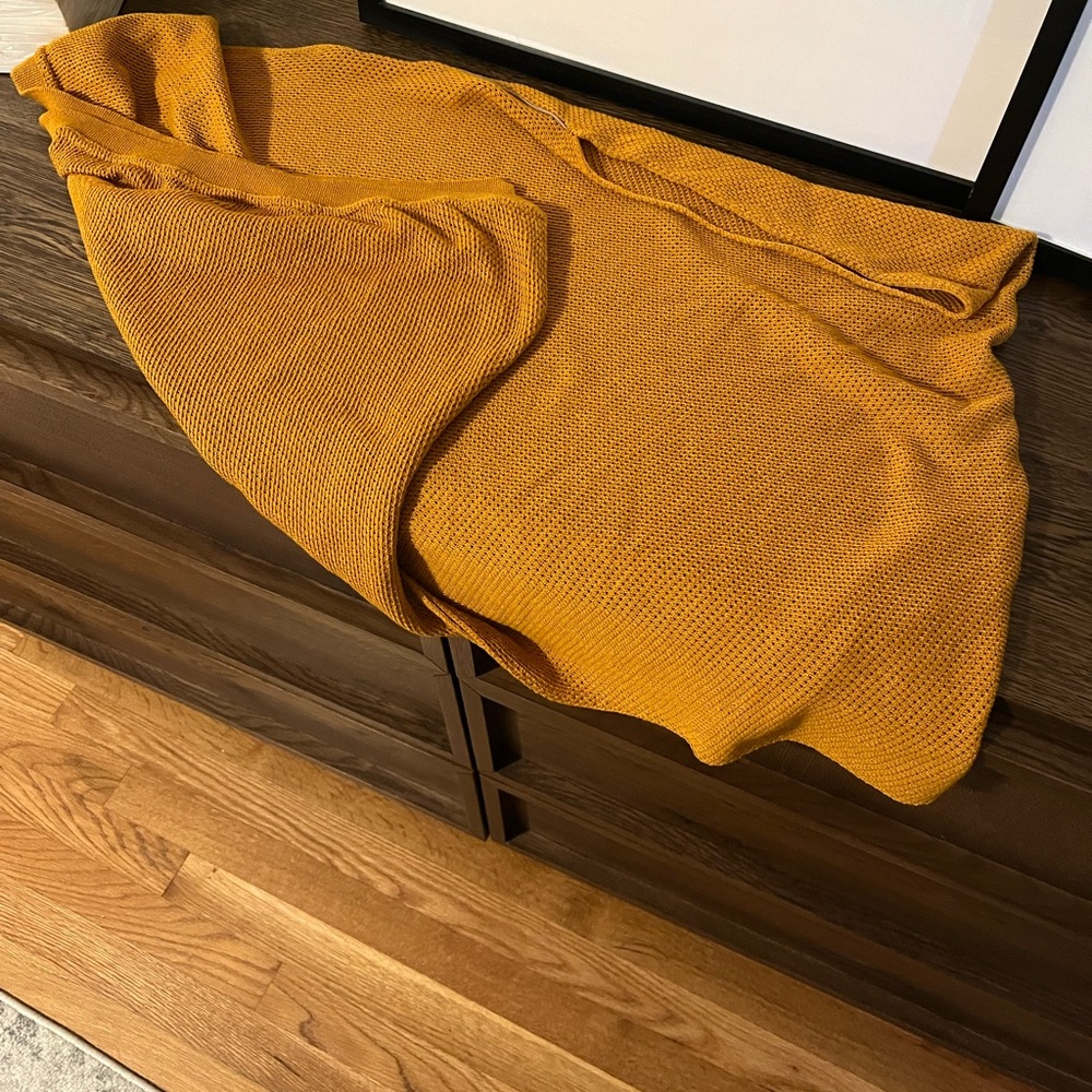 The Cocoon nursing cover in honey